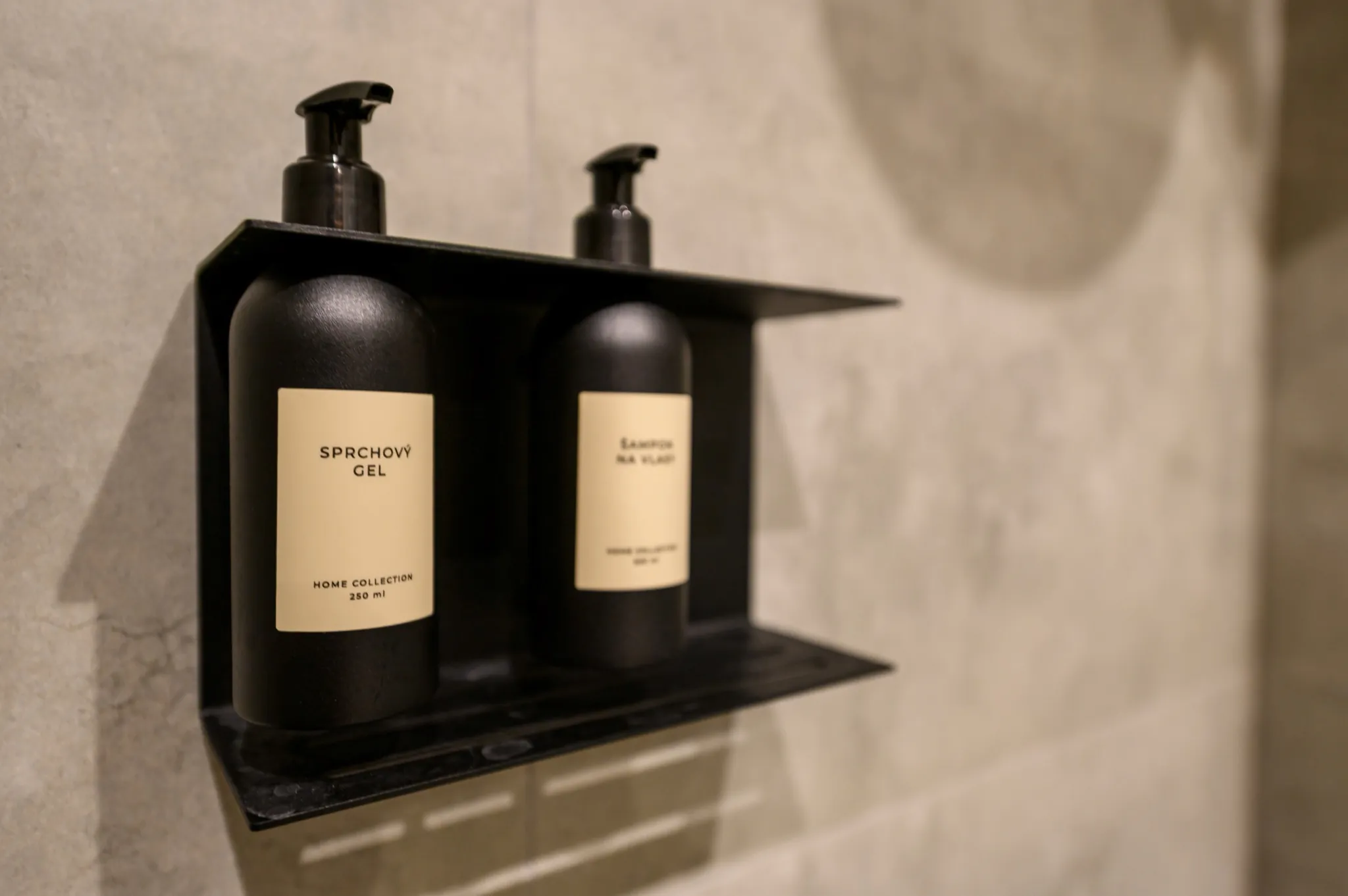 Sprchový gel a šampon v koutě — kosmetika ve wellness Plzeň