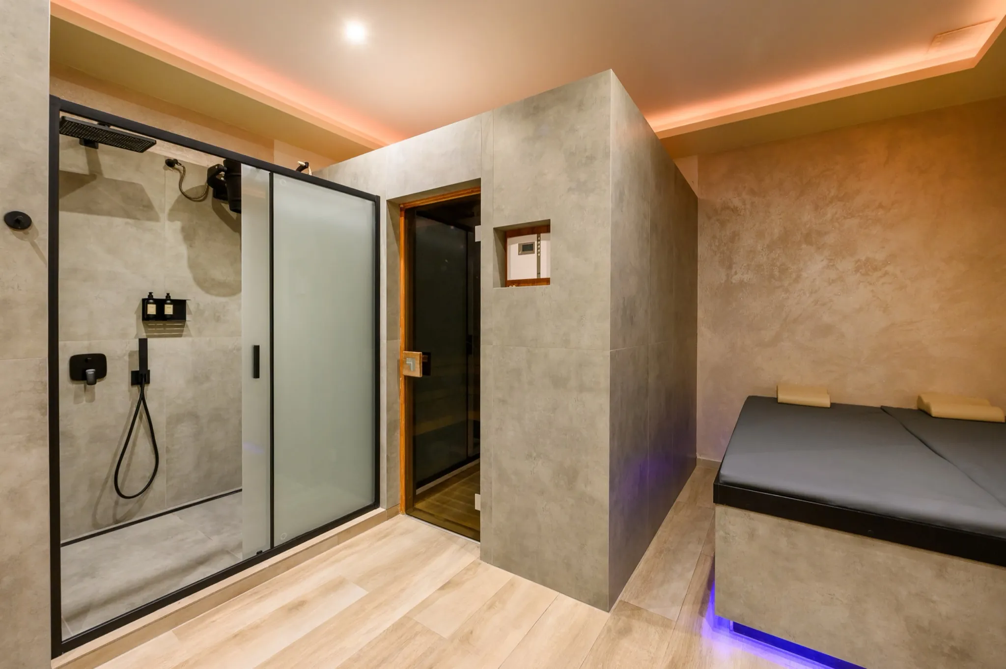 Sprcha, vstup do sauny a lehátko s nasvícením — privátní spa Plzeň