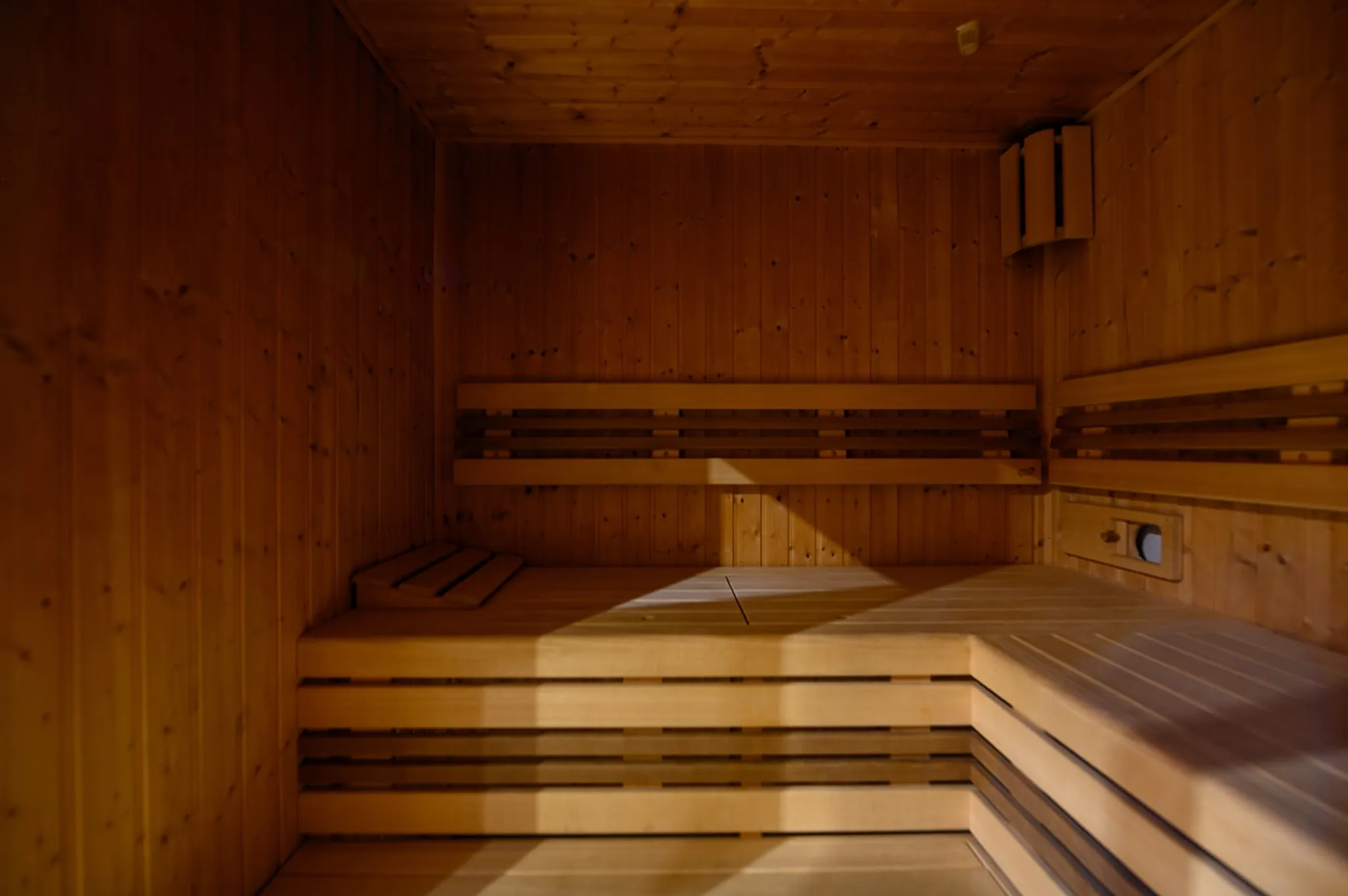 Interiér finské sauny s lavicemi — sauna Plzeň