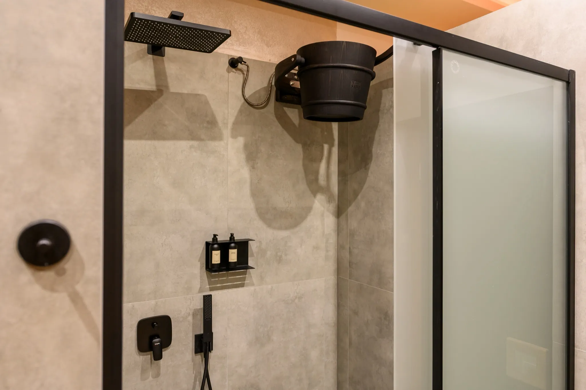 Dešťová sprcha se saunovým vědrem — wellness Plzeň